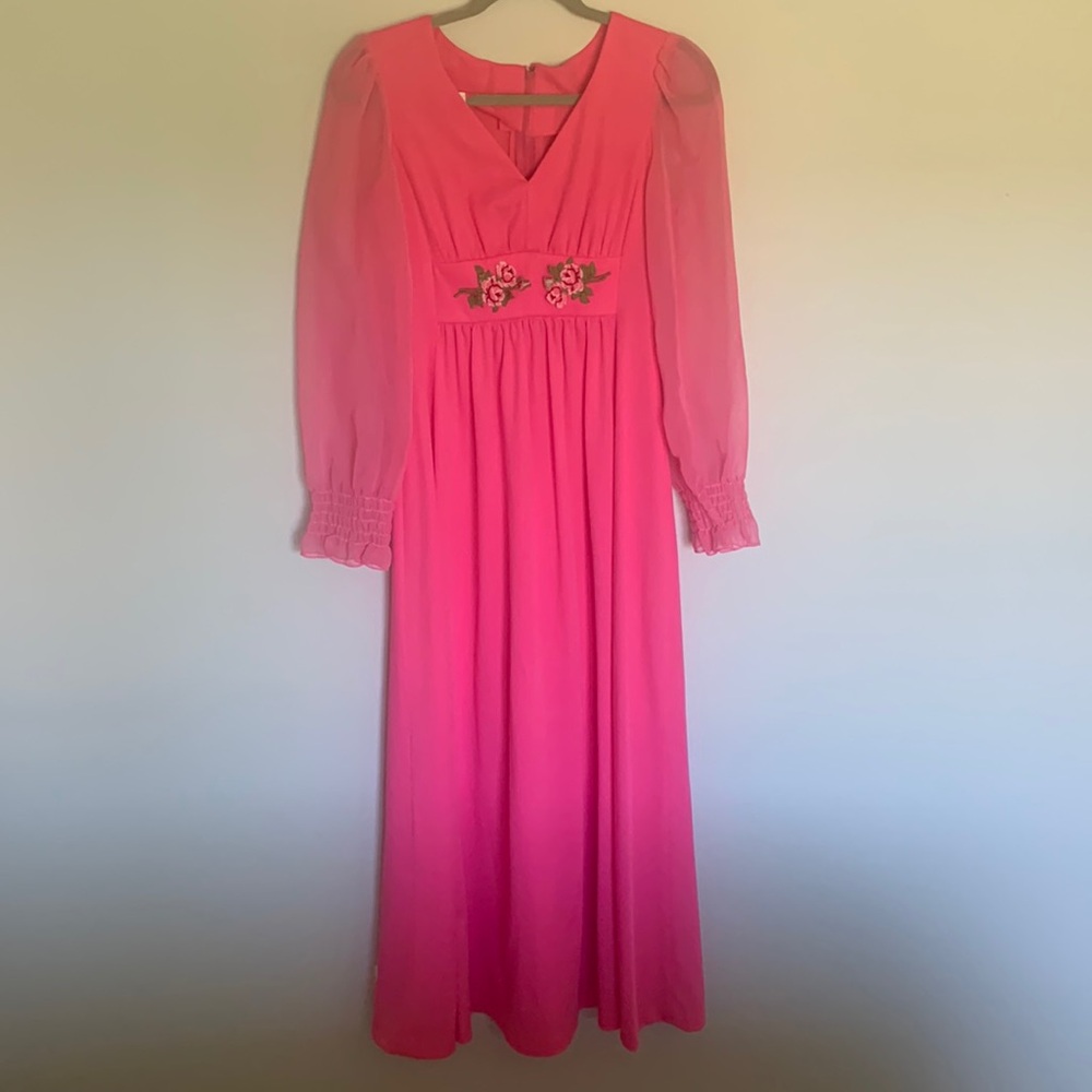Vintage Pink Dress With Sheet Sleeves and Floral Appliqués.